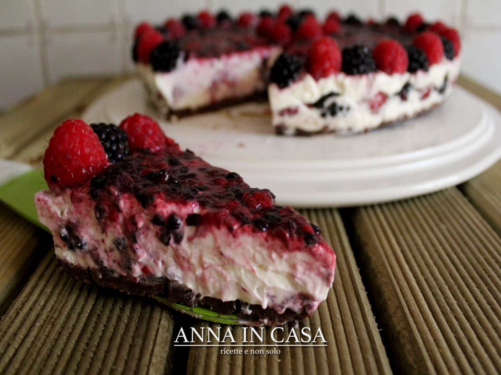 Cheesecake morbida con more e lamponi (senza cottura)