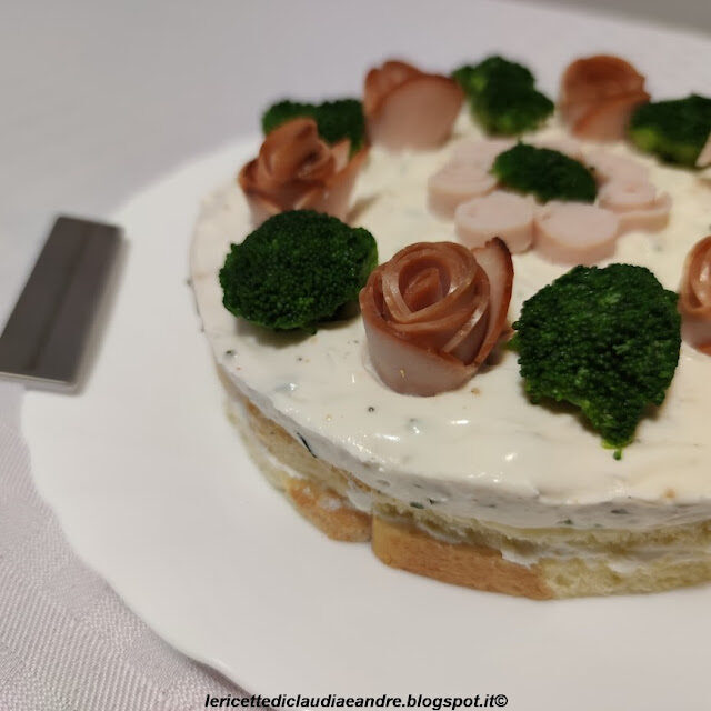 Cheesecake salata con roselline di affettati e broccoli