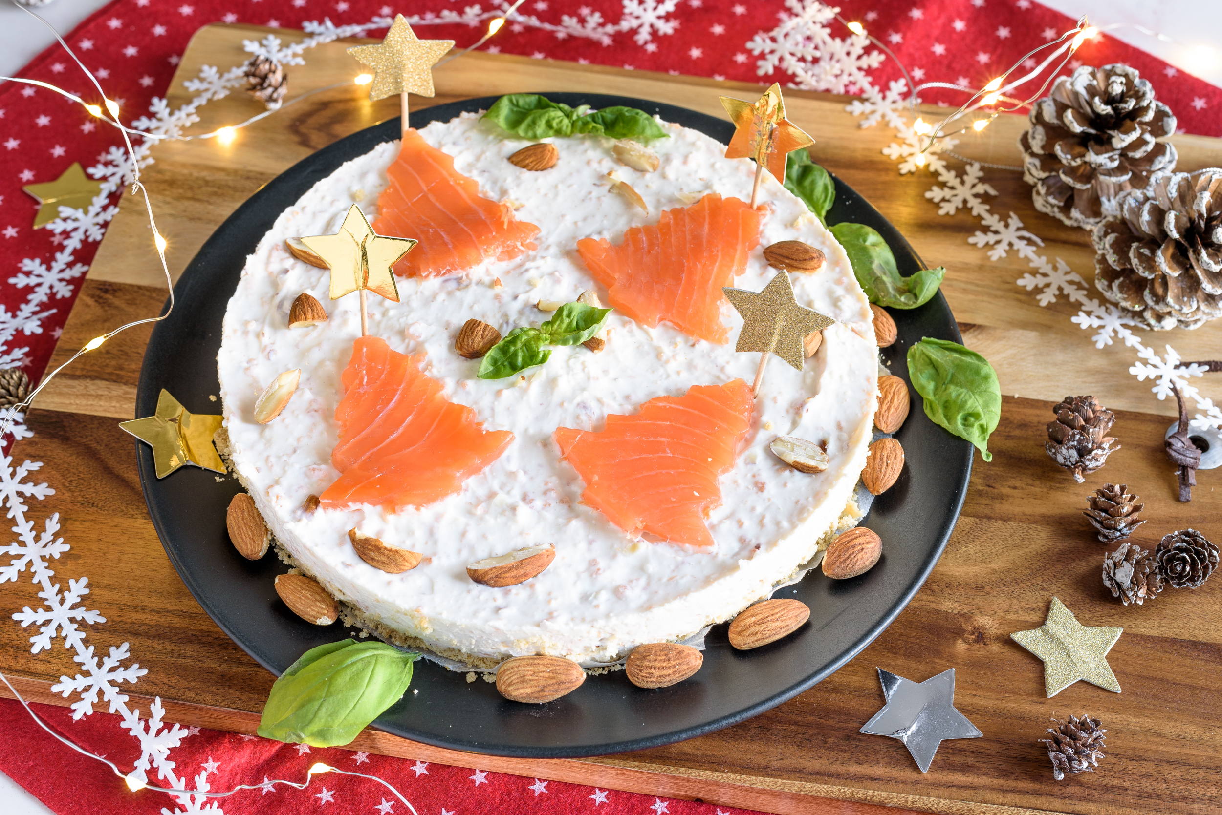 Cheesecake salata con salmone affumicato, mandorle e basilico