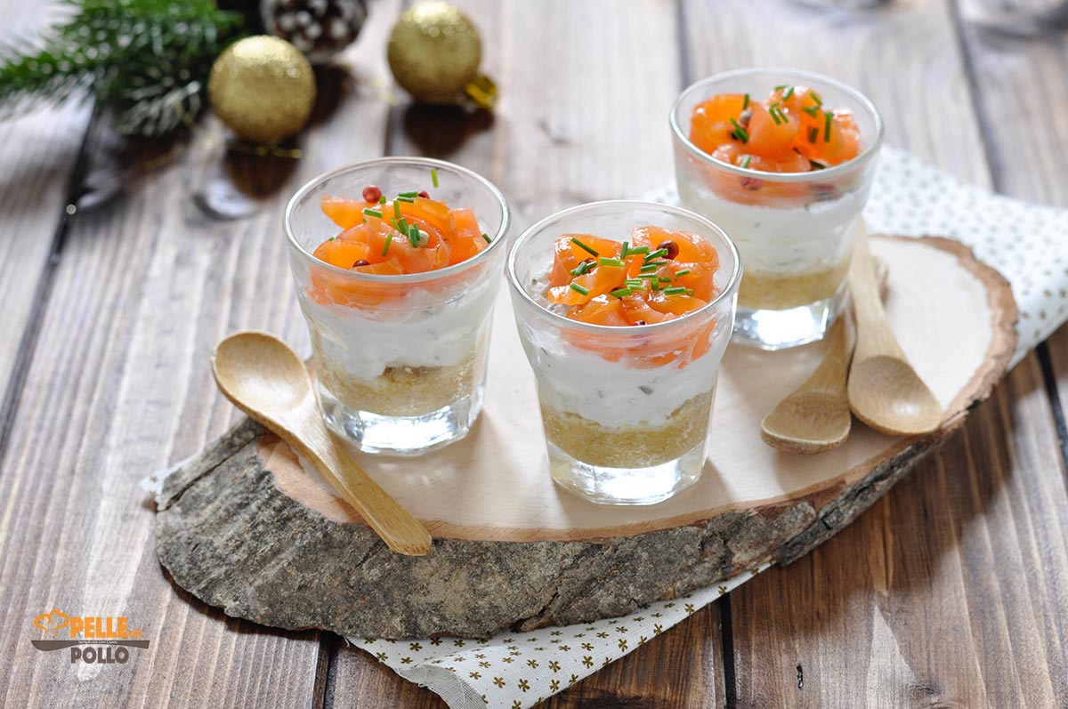 Cheesecake salata in bicchiere al salmone affumicato