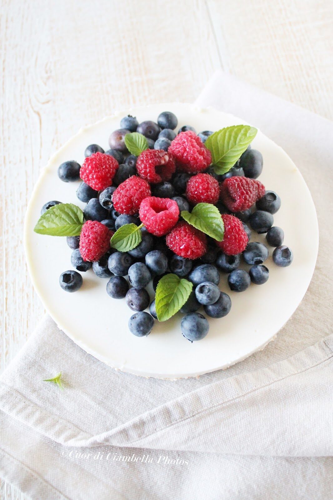 Cheesecake super leggera (e senza cottura) ai frutti di bosco