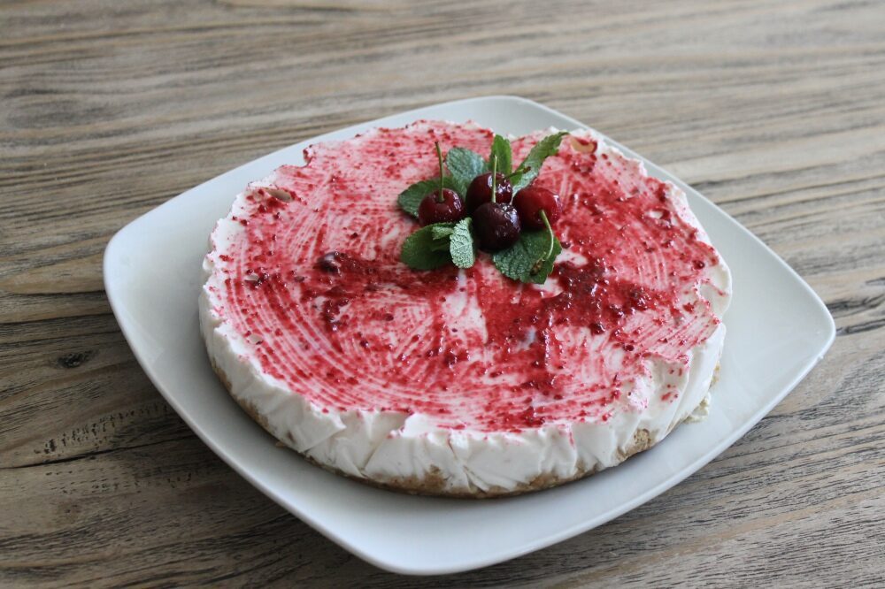 Cheesecake yogurt greco, ciliegie e profumo di menta – più facile di così!