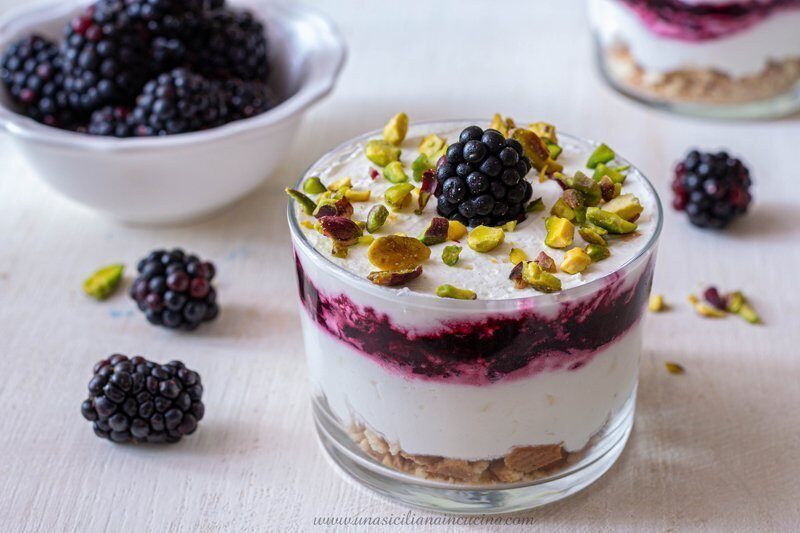 Cheesecake yogurt mirtilli more in bicchiere