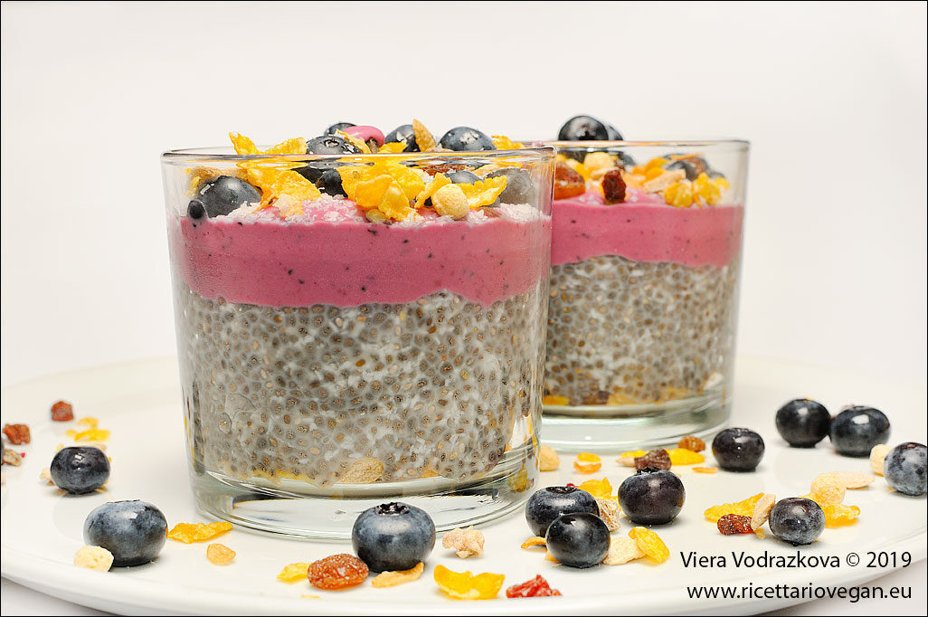 Chia pudding ai mirtilli e muesli senza glutine