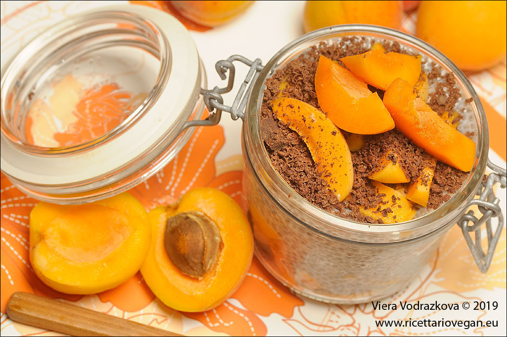 Chia pudding con albicocche e banane