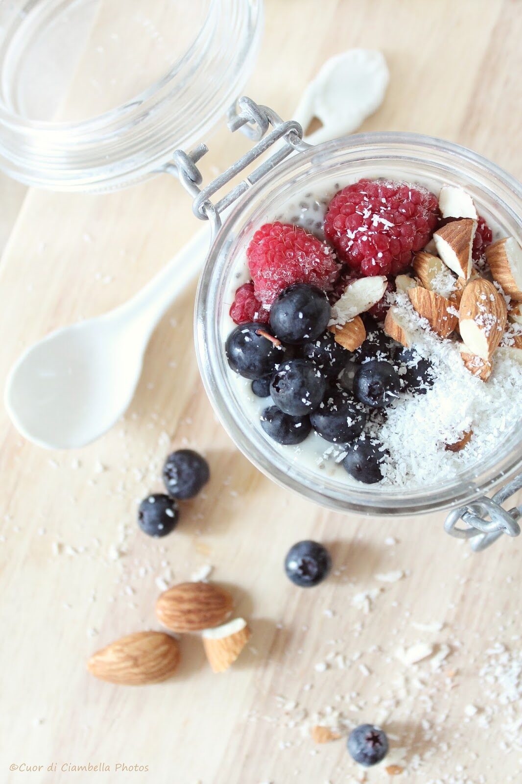 Chia pudding con frutti di bosco, mandorle e cocco