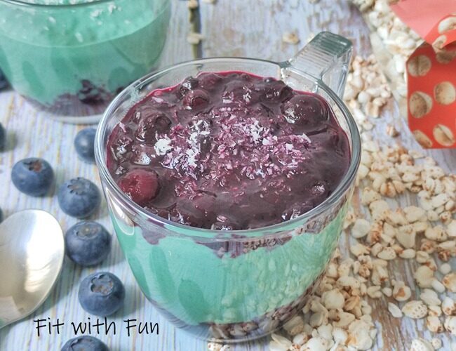 Chia pudding overnight spirulina e mirtilli sciroppati proteico