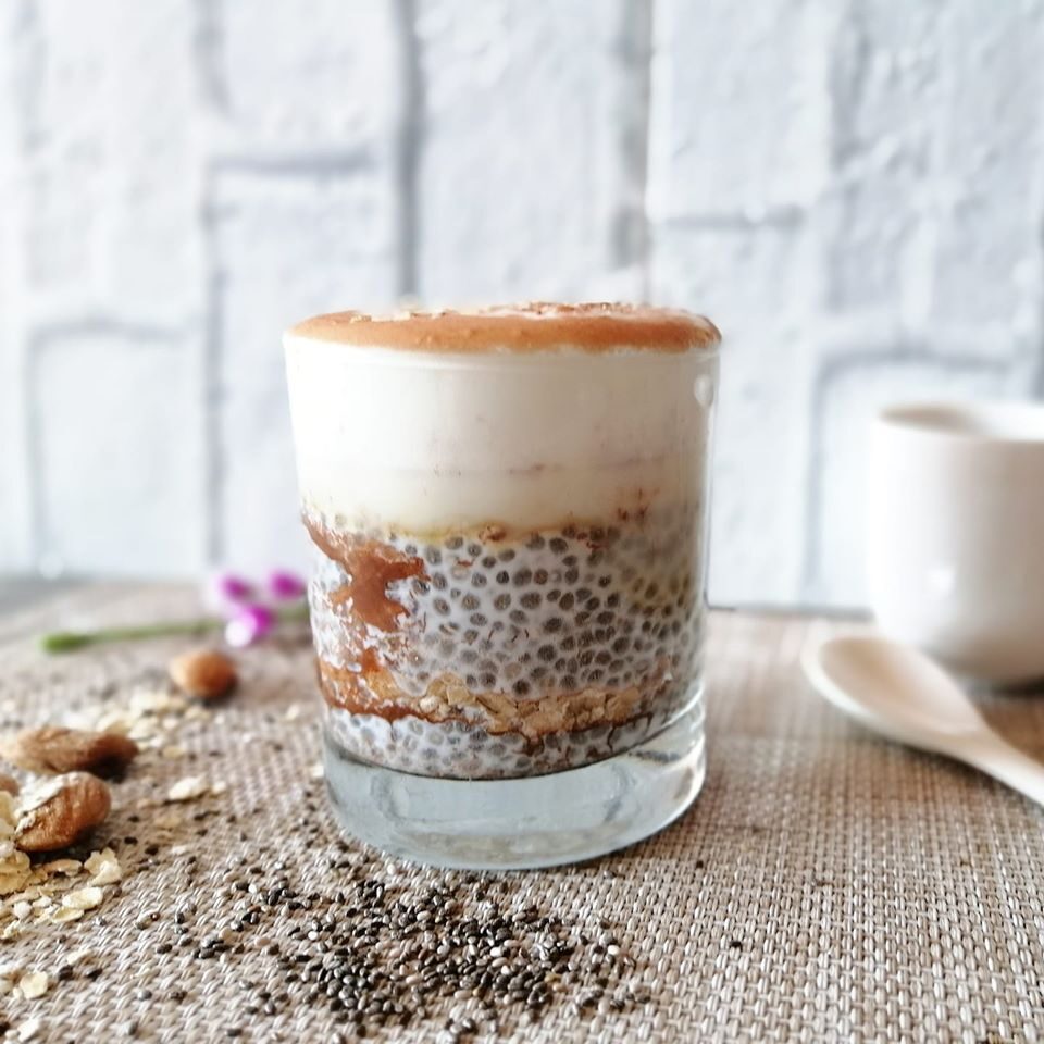 Chia pudding schiumato al latte di mandorla