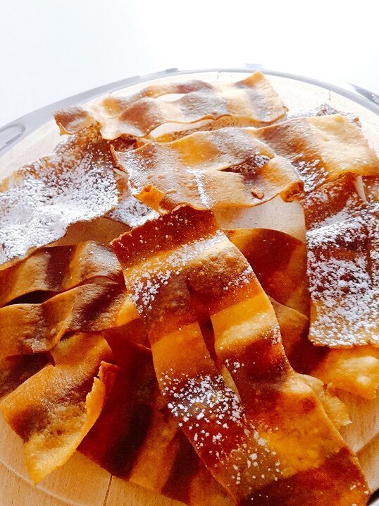 CHIACCHIERE AL CAFFE’, un dolce di Carnevale leggero croccante ed elegante