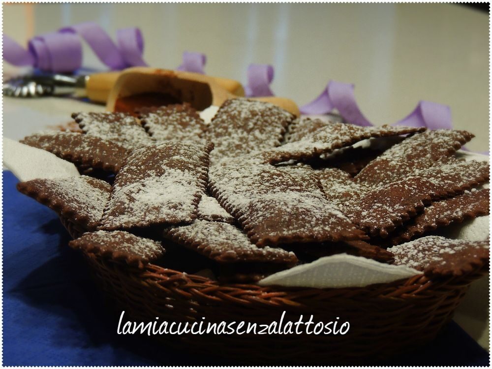 Chiacchiere al cioccolato senza lattosio, al forno
