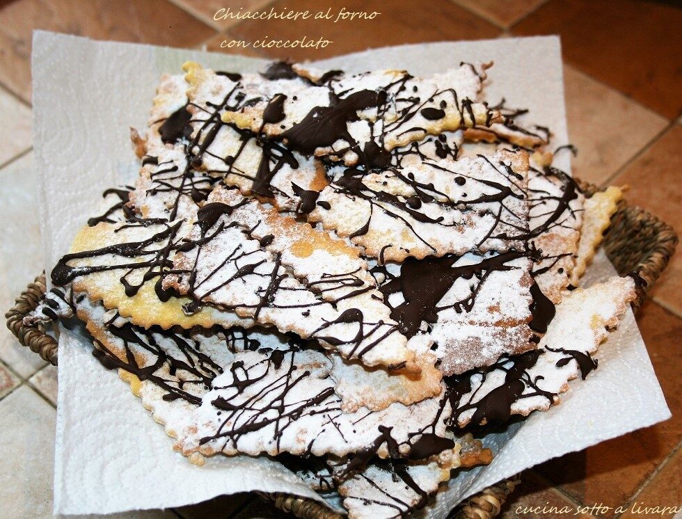 CHIACCHIERE AL FORNO DECORATE CON CIOCCOLATO