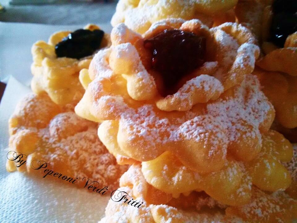 Chiacchiere o bugie e rose di carnevale