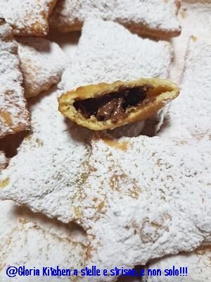 Chiacchiere profumate ripiene di nocciolata