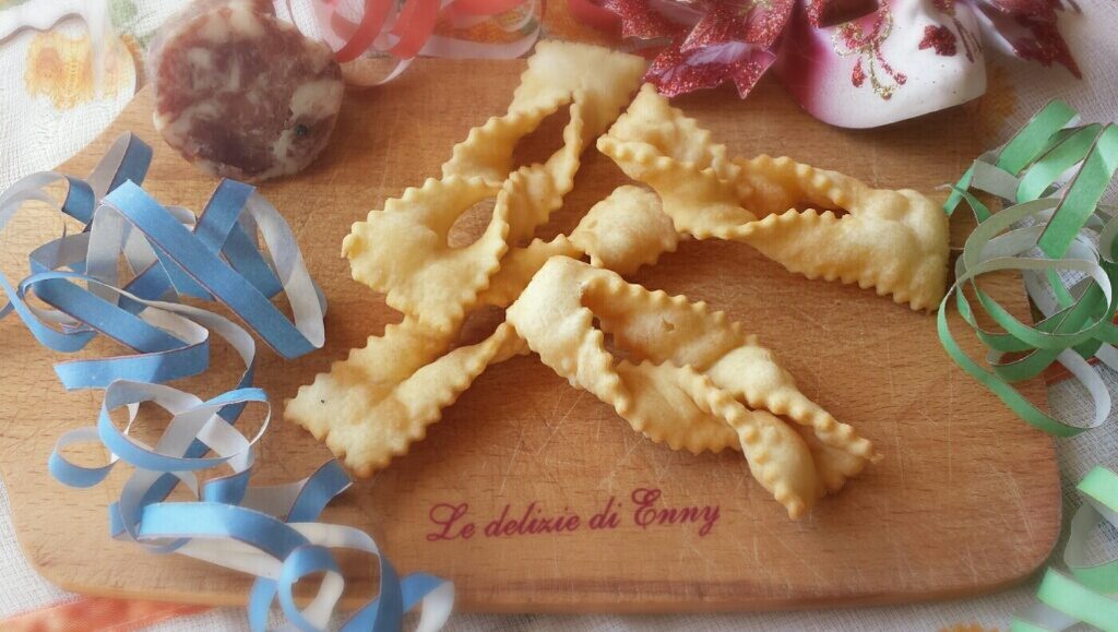 Chiacchiere salate con salsa rosa