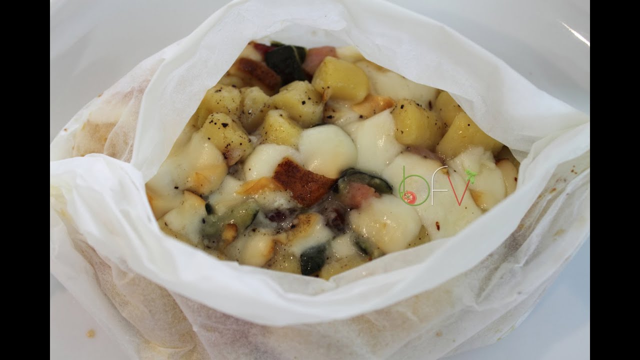 Chicche di patate al cartoccio, con zucchine, speck e scamorza [videoricetta]