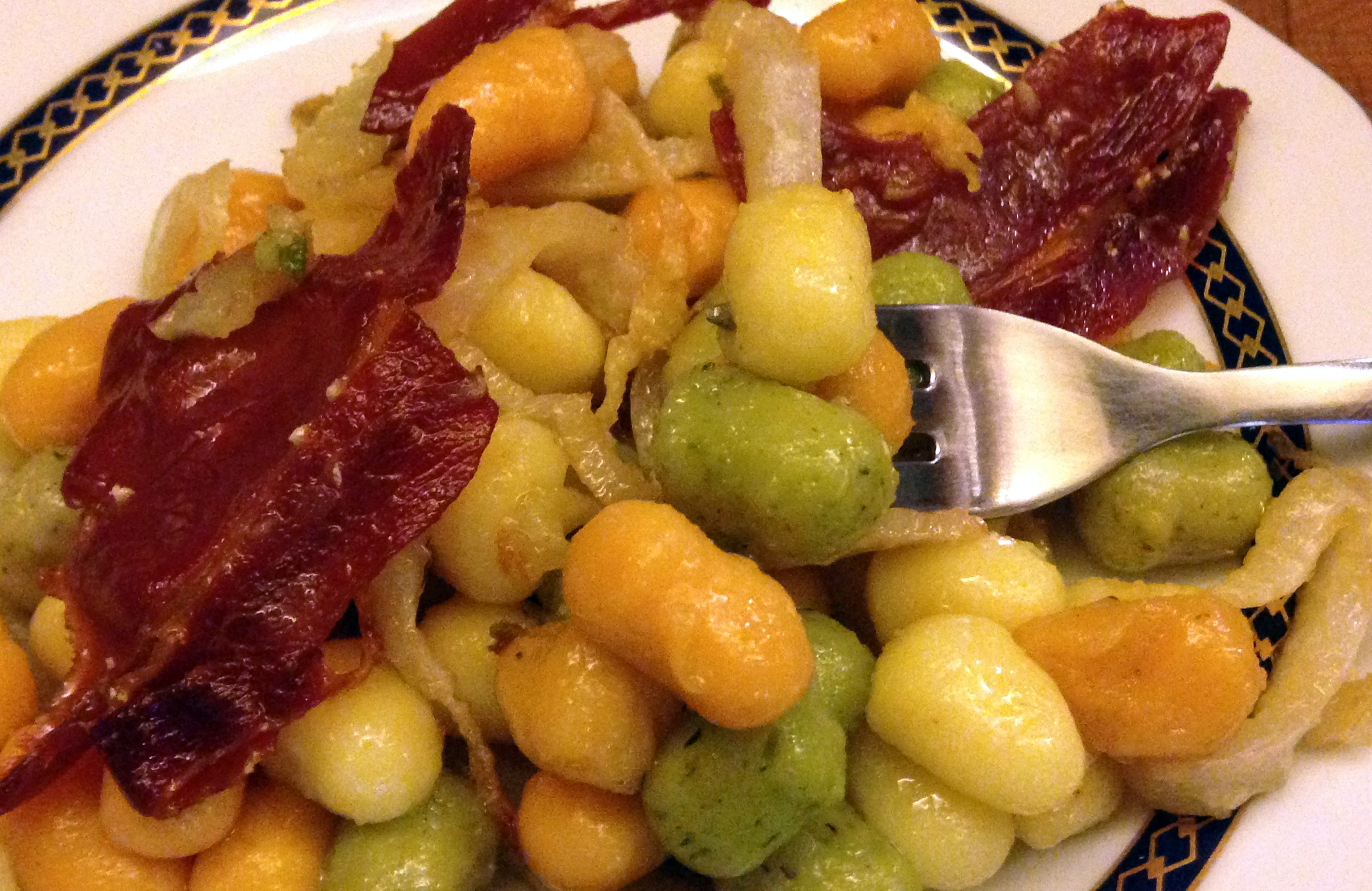 Chicche tricolore saporite con prosciutto croccante e finocchi