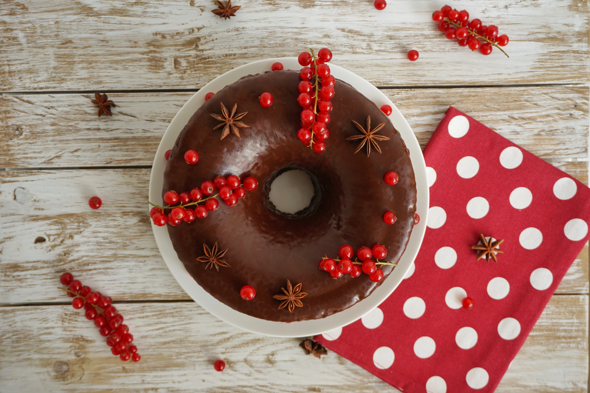 Chiffon cake al cioccolato con farcitura di crema alla vaniglia