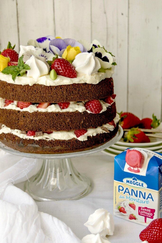 Chiffon cake al cioccolato con panna e fragole