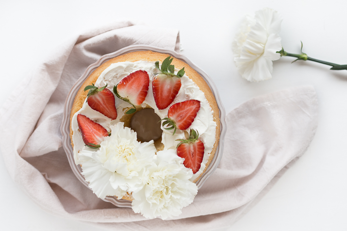 Chiffon cake al limone con frosting alla philadelphia e fragole
