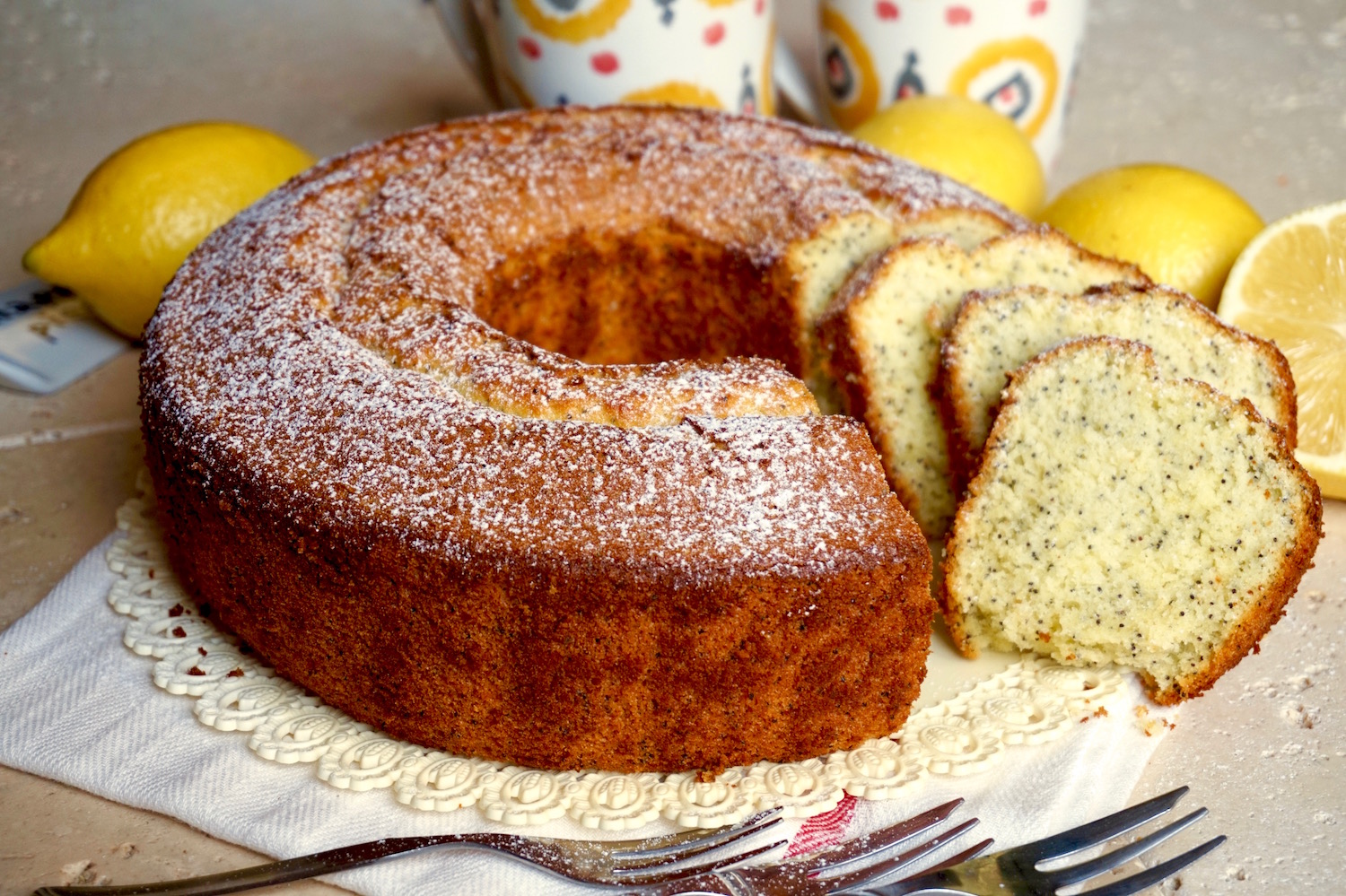 Chiffon cake al limone e semi di papavero
