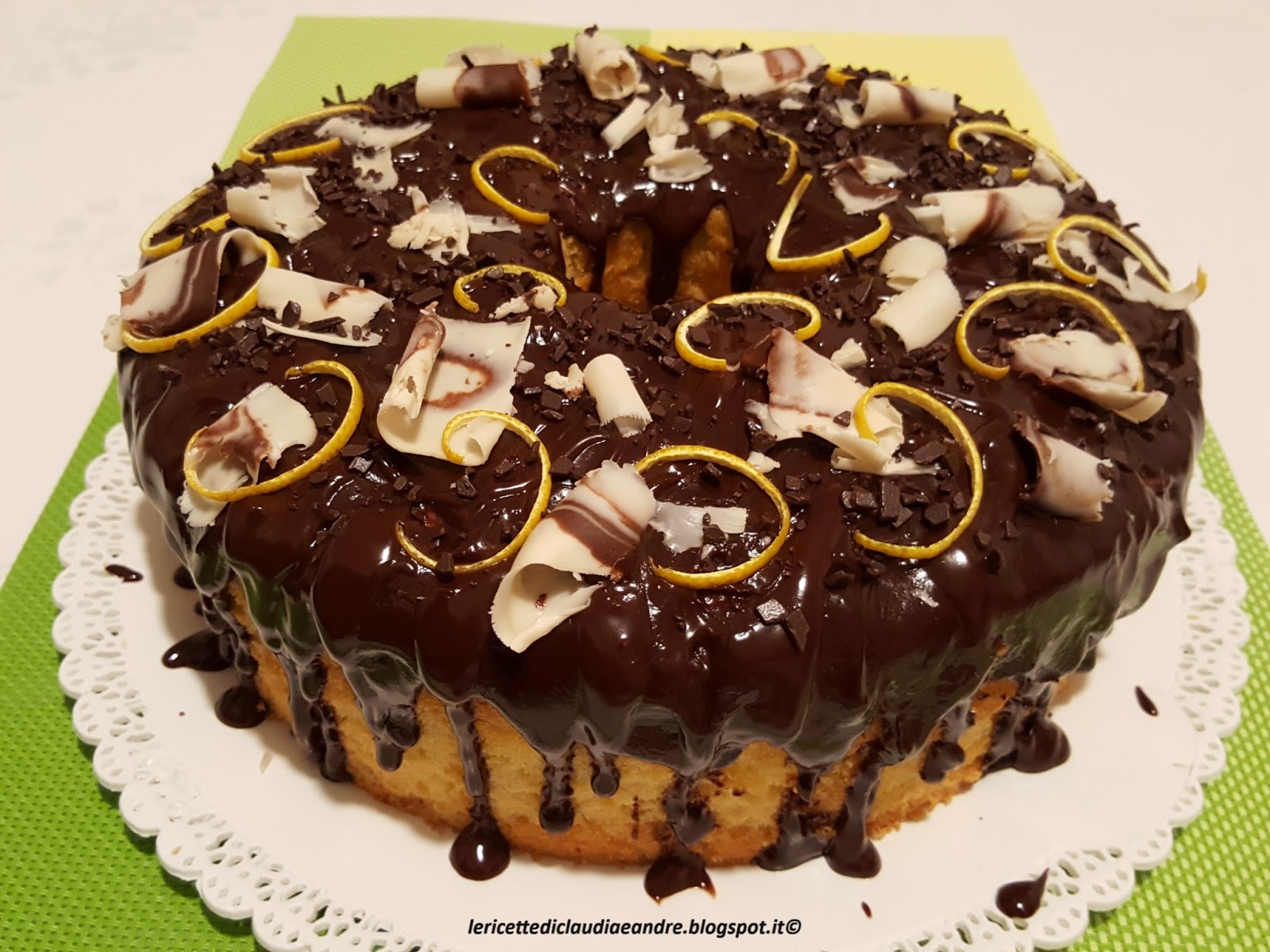 Chiffon cake all’arancia e decorazione ai tre cioccolati