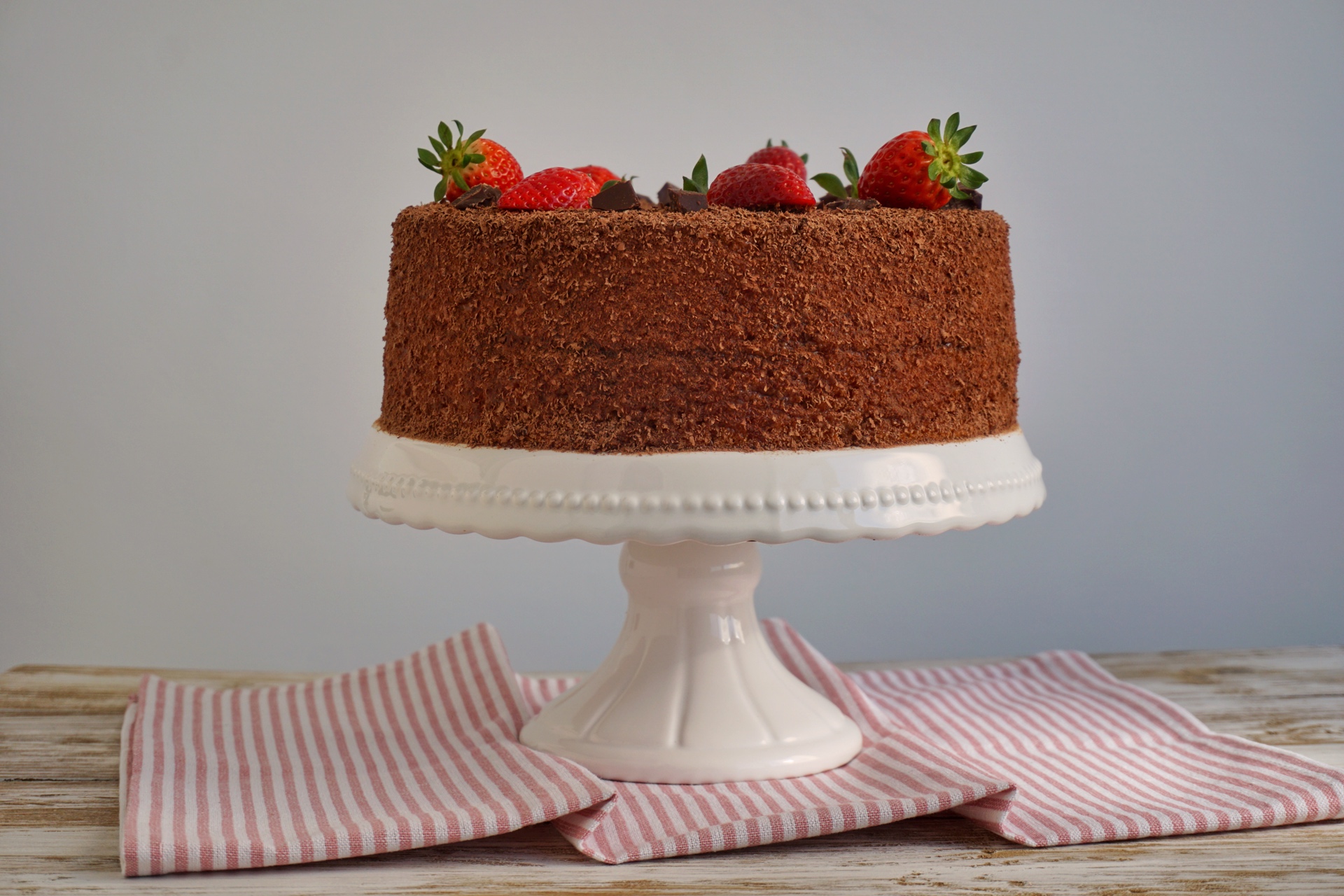 Chiffon cake alle fragole e cioccolato fondente