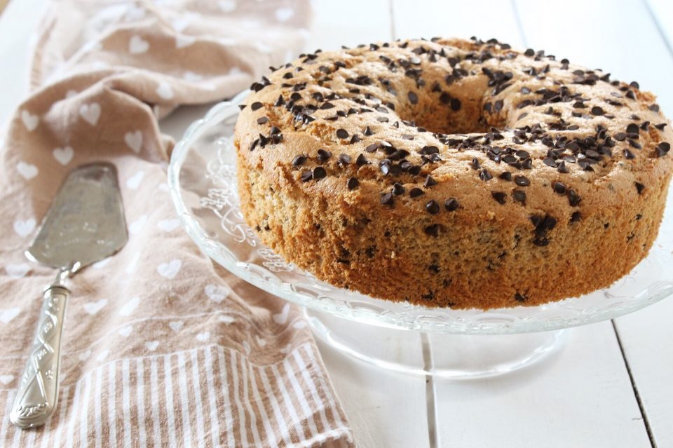 Chiffon cake caffè e gocce di cioccolato