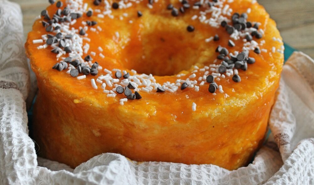 Chiffon cake con marmellata di albicocche e gocce di cioccolato
