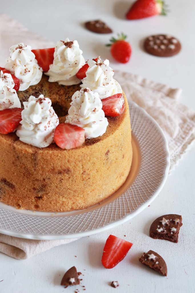 Chiffon cake variagata al pan di stelle con panna e fragole