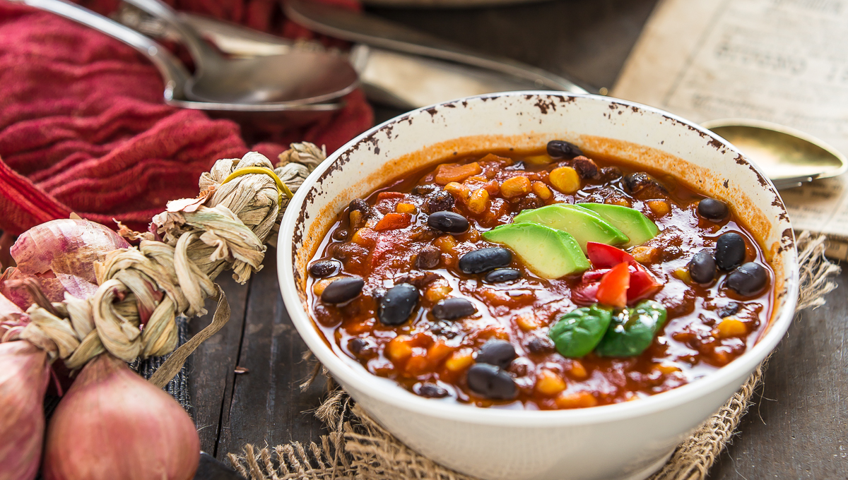 Chili vegano con fagioli neri | zuppa di fagioli neri alla messicana (senza glutine)