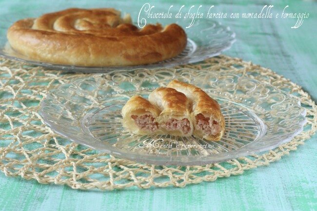 Chiocciola di sfoglia farcita con mortadella e formaggio