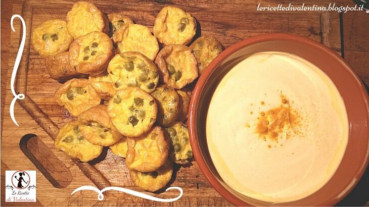 Chips di frittata con salsa di yogurt e curcuma