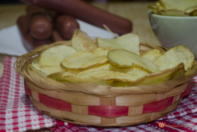 Chips di patate croccanti e deliziose sfoglie di patatine fritte