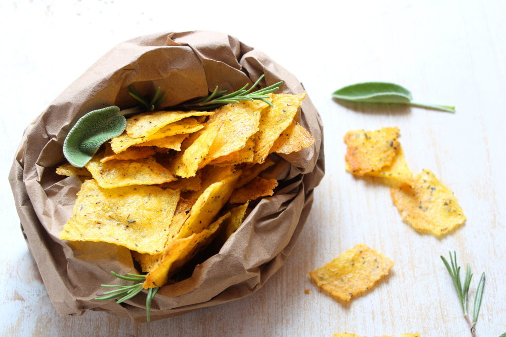 Chips di polenta alle erbe aromatiche, idea riciclo