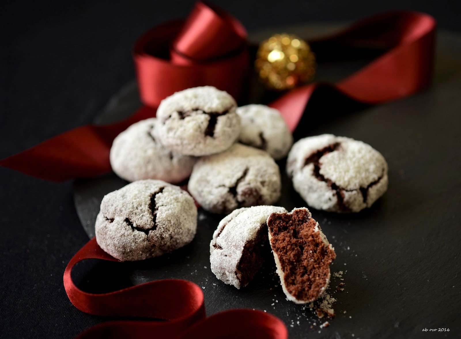 Chocolate crinkle cookies