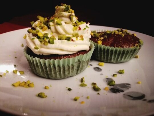 Chocolate&pistacchio muffin with lime frosting