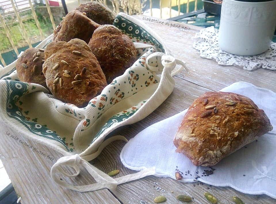Ciabattine di pane nero senza glutine