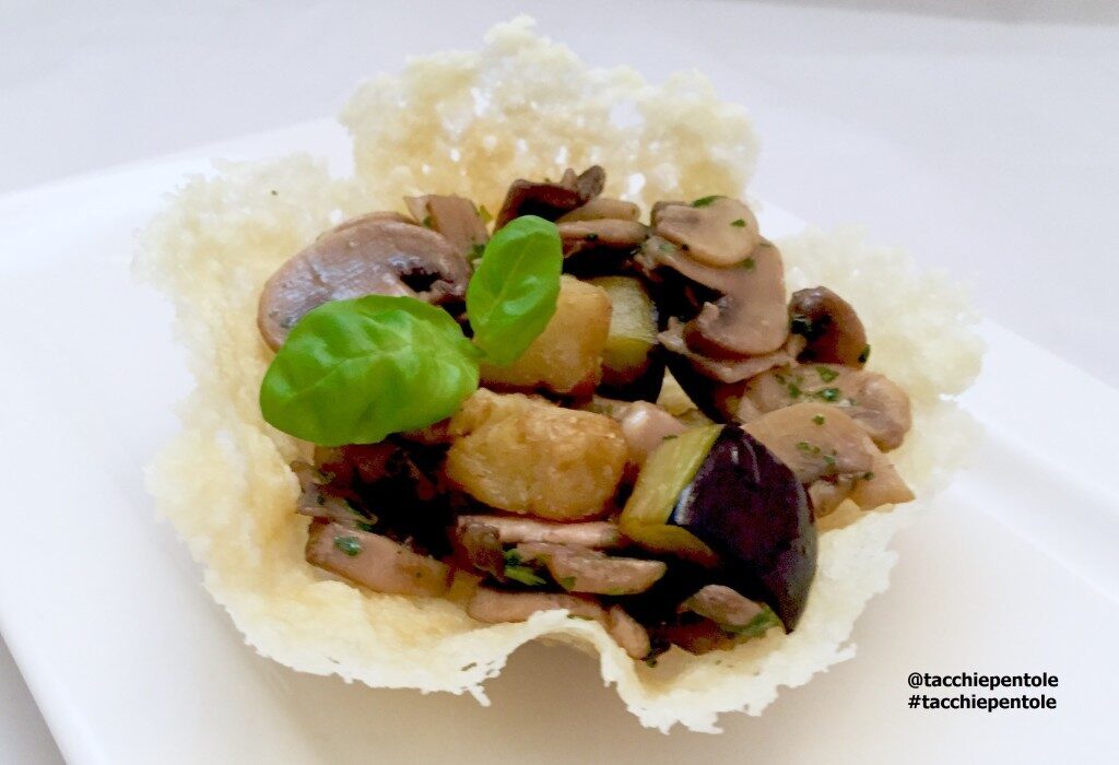 Cialda di parmigiano con champignon e melanzane