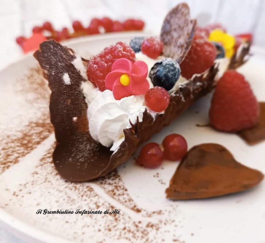 Cialde al cioccolato fondente panna e frutti rossi