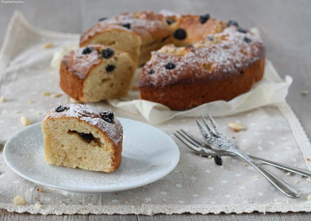 Ciambella 10 minuti mirtilli e mandorle senzaburro