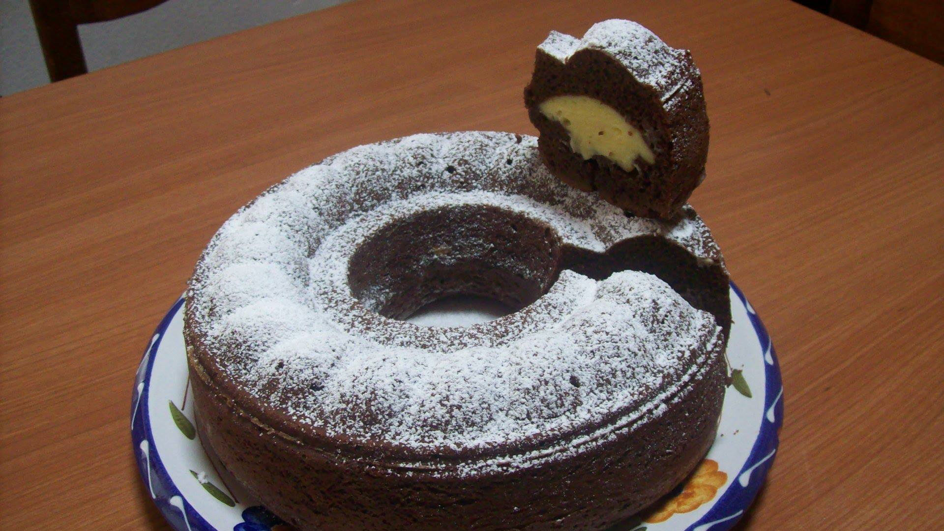 Ciambella al cacao con cuore di crema
