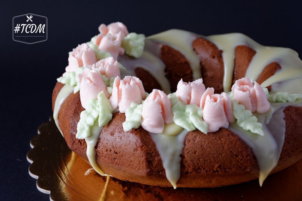 Ciambella al cacao con glassa al cioccolato bianco