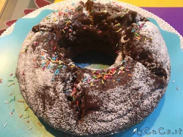 Ciambella al cacao cotta a vapore con il cuco