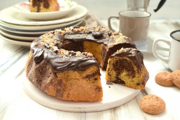 Ciambella al cacao e amaretti con ganache al fondente