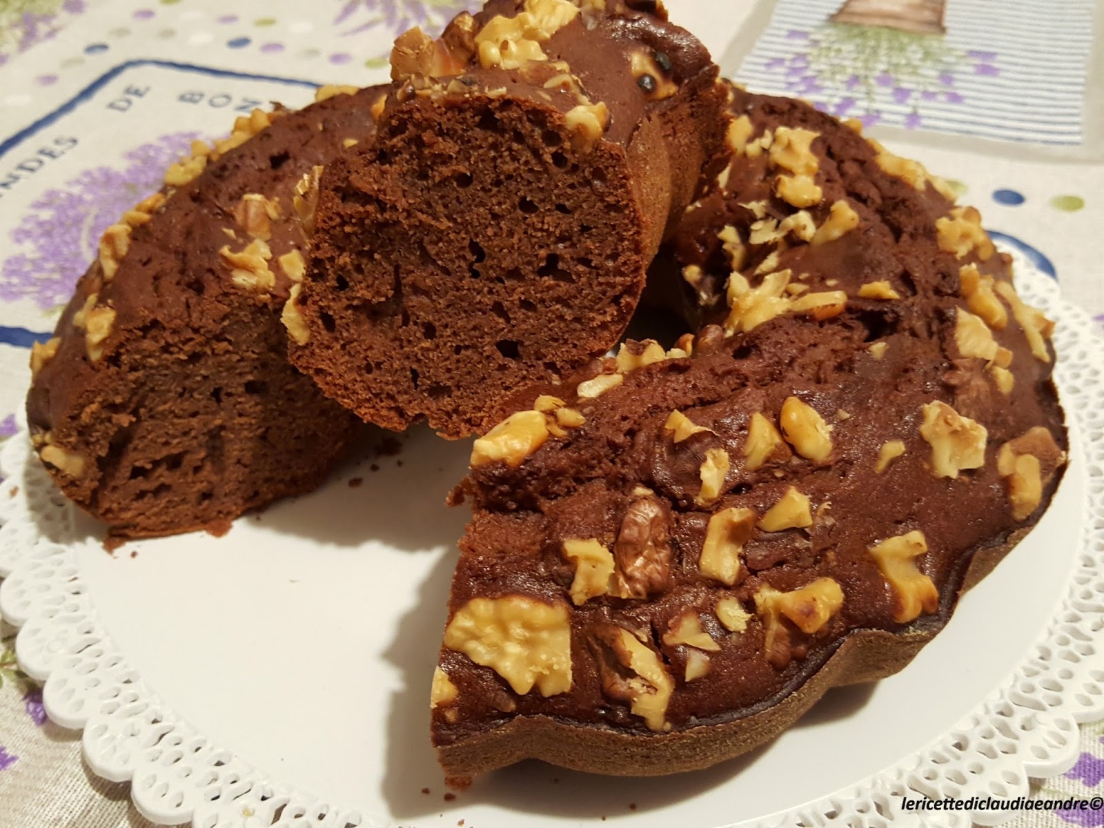Ciambella al cioccolato, miele, noci e albumi (di riciclo)