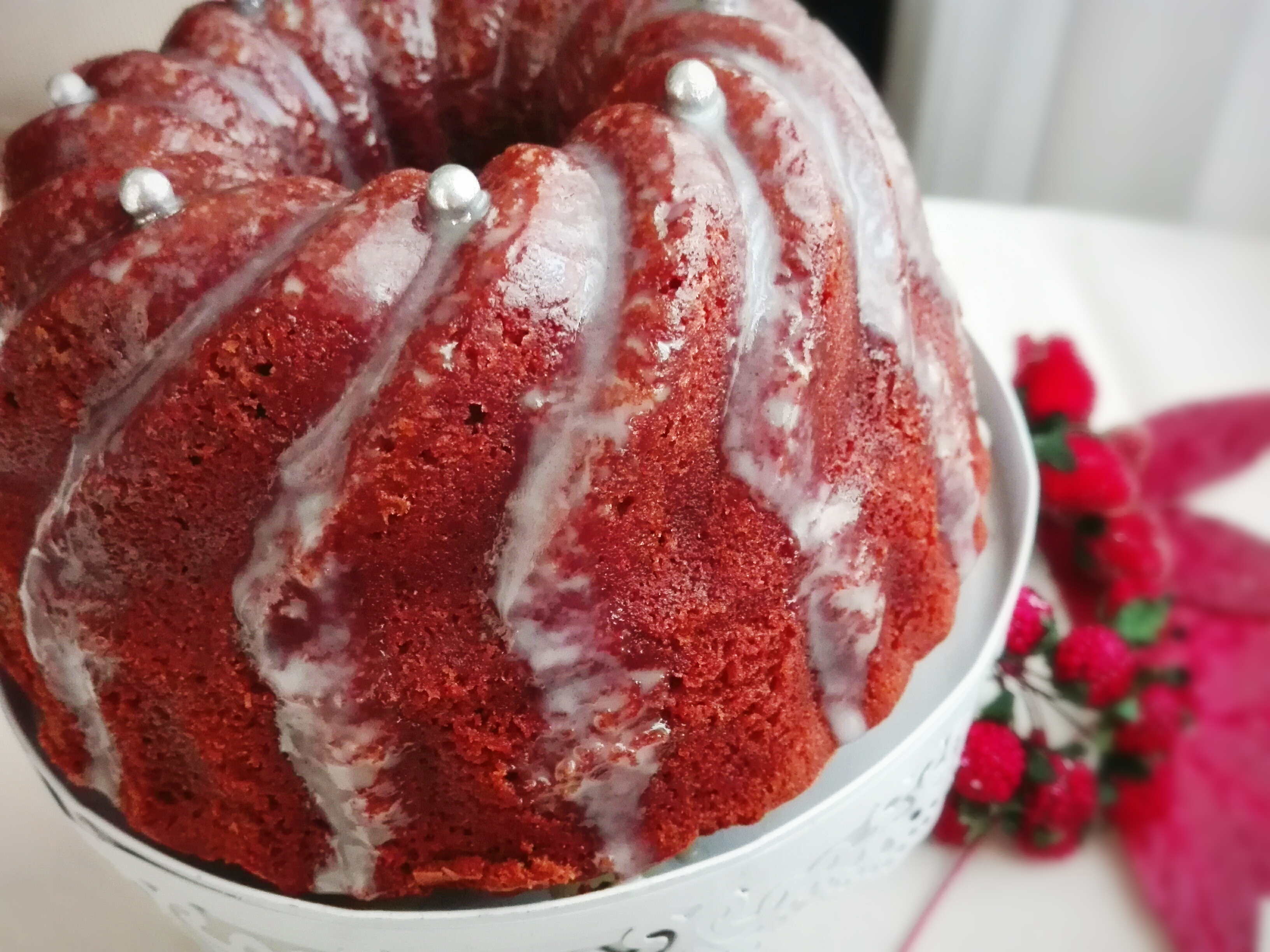 Ciambella al fondente con glassa al cioccolato bianco