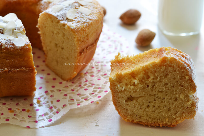 Ciambella al latte di mandorla