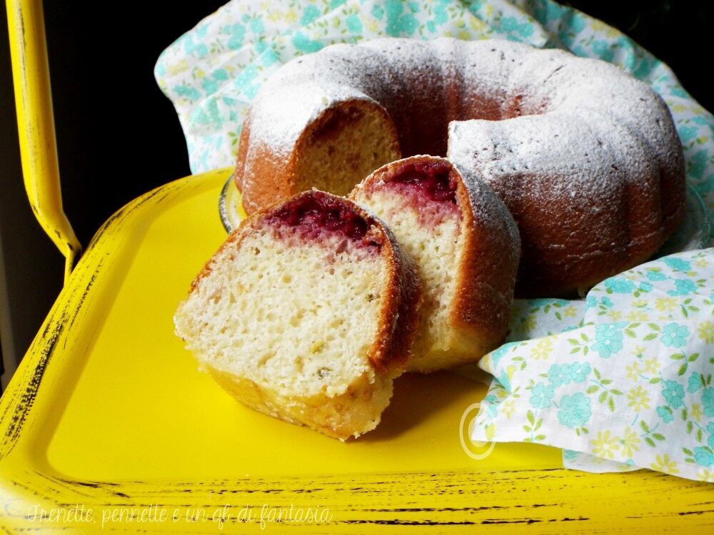 Ciambella al latte yogurt al pistacchio e lamponi