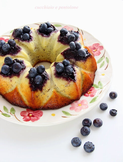 Ciambella al limone, semi di papavero e mirtilli