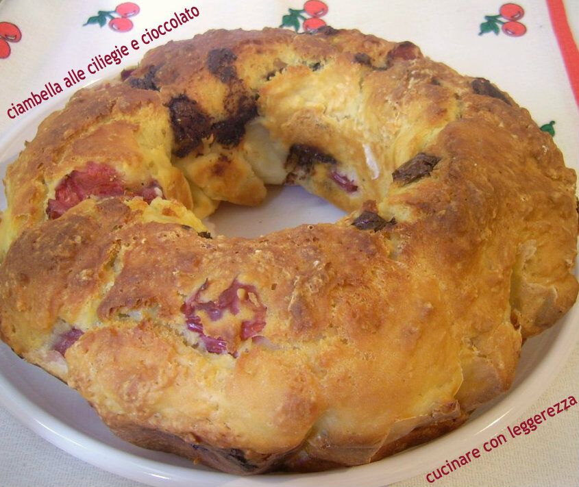 Ciambella alle ciliegie e cioccolato